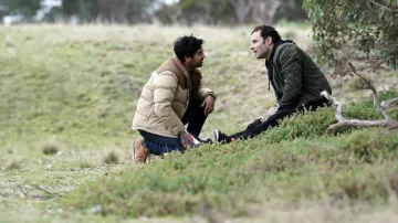 Chaussures marron portées par Scott (Rohan Mirchandaney) dans les tenues de la série télévisée La Brea (S02E06)