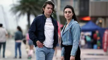Veste zippée bleue portée par Josh (Jack Martin) dans la garde-robe de la série télévisée La Brea (saison 2 épisode 6)