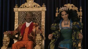 Veste imprimée patchwork portée par le prince Akeem (Eddie Murphy) comme on le voit dans la garde-robe du film Coming 2 America