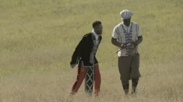 Pantalones deportivos del AC Milan en rojo usados por Lavelle Junson (Jermaine Fowler) como se ve en los trajes de la película Coming 2 America