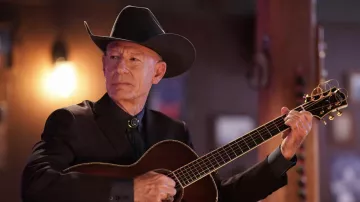 Cravate Bolo portée par Tex (Lyle Lovett) vue dans Big Sky (S03E07)