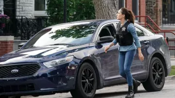 Bottes en cuir noir portées par Kim Burgess (Marina Squerciati) dans la garde-robe de la série télévisée Chicago P.D. (S10E06)