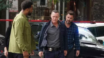 Chemise à carreaux bleu portée par Adam Ruzek (Patrick Flueger) vue dans Chicago P.D. (S10E06)