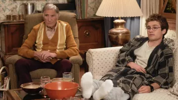 Cardigan moutarde jaune porté par Ben 'Pop-Pop' Goldberg (Judd Hirsch) vu dans The Goldbergs (S10E07)