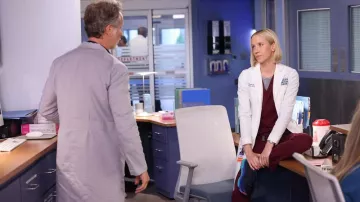 Baskets portées par le Dr Hannah Asher (Jessy Schram) dans les tenues de la série télévisée Chicago Med (S08E06)
