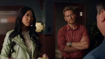 Reloj redondo usado por Evan Hartley (Gavin Stenhouse) como se ve en los trajes del programa de televisión Kung Fu (Temporada 3 Episodio 5)