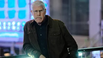 Veste en daim portée par Frank Napier (Ron Perlman) dans les tenues de la série télévisée The Capture (saison 2 épisode 5)