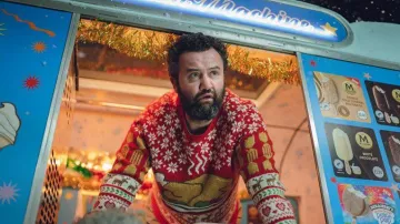 Pull de dinde de Noël porté par Daniel Mays comme on le voit dans Your Christmas Or Mine? tenues de cinéma