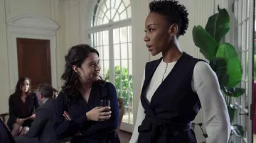 Top blouse blanche porté par Carmen Moyo (Charmaine Bingwa) comme on le voit dans les tenues de la série télévisée The Good Fight (saison 6 épisode 9)