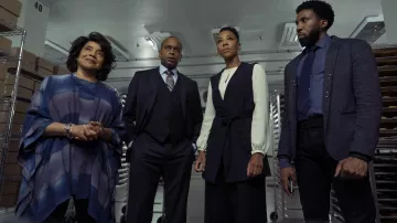 Haut bleu et ensemble cardigan portés par Renetta Clark (Phylicia Rashad) comme on le voit dans The Good Fight (S06E09)