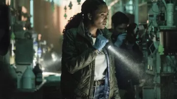 Veste matelassée portée par Tara Lewis (Aisha Tyler) dans la garde-robe de la série Criminal Minds (saison 16, épisode 1)