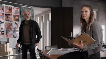 Veste en daim gris portée par Jennifer Jareau (A. J. Cook) dans la garde-robe de la série télévisée Criminal Minds (saison 16 épisode 1)