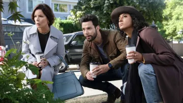 Sac à main bleu porté par Margaret (Marcia Gay Harden) comme on le voit dans la garde-robe de l’émission de télévision So Help Me Todd (S01E06)