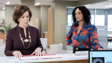 Collier porté par Margaret (Marcia Gay Harden) vu dans So Help Me Todd Wardrobe (S01E06)