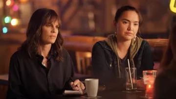 Veste en jean portée par Rosalind 'Roz' Friendly (Grace Dove) vue dans les tenues de la série télévisée Alaska Daily (S01E05)