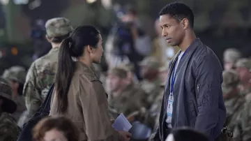 Veste grise Zip Bomber portée par Austin Greene (Craig Frank) dans les tenues de la série télévisée Alaska Daily (saison 1 épisode 5)