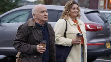 Veste sur-chemise blanche ivoire portée par Claire Muncy (Meredith Holzman) dans la série télévisée Alaska Daily (saison 1, épisode 5)