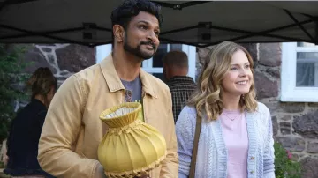 Veste jaune portée par Jay (Utkarsh Ambudkar) dans la garde-robe de la série télévisée Ghosts (saison 2 épisode 6)