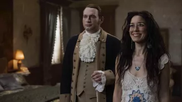 Haut en dentelle porté par Flower (Sheila Carrasco) comme on le voit dans les tenues de la série télévisée Ghosts (saison 2 épisode 6)