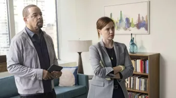 Veste grise à glissière portée par le détective Odafin 'Fin' Tutuola (Ice-T) comme on le voit dans Law & Order: Special Victims Unit (S24E06)