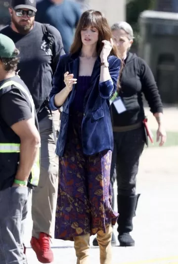 Chaqueta Blazer de terciopelo azul usada por Anne Hathaway filmando la película The Idea of You el 22 de octubre de 2022