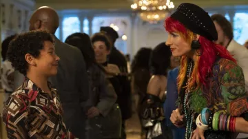 Chapeau en tricot noir porté par Cindy Lauper (Rebecca Quinn) vu dans Young Rock Wardrobe (S03E01)
