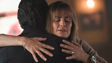Montre portée par Sharon Leone (Diane Farr) dans la garde-robe Fire Country (S01E05)