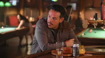 Surchemise grise portée par Manny Perez (Kevin Alejandro) dans les tenues de l’émission Fire Country (S01E05)