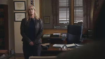 Veste en cuir portée par Abigail Baker (Abigail Hawk) vue dans les tenues de la série télévisée Blue Bloods (S13E05)
