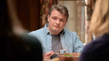 Chemise bleu clair portée par Jack Reagan (Tony Terraciano) dans Blue Bloods Outfits (saison 13 épisode 5)