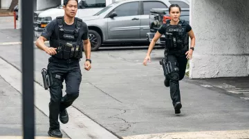 Baskets noires portées par Victor Tan (David Lim) dans la garde-robe de la série télévisée S.W.A.T. (S06E05)