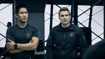 Montre ronde noire portée par Victor Tan (David Lim) vue dans la garde-robe de la série télévisée S.W.A.T. (S06E05)