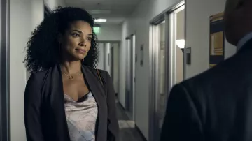Haut en soie porté par Nichelle (Rochelle Aytes) comme on le voit dans S.W.A.T. Outfits (saison 6 épisode 5)