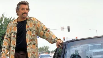 Chemise paternelle cool portée par Louis Gara (Robert De Niro) dans la garde-robe de film Jackie Brown