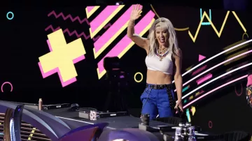 Crop top blanc porté par Jenny McCarthy dans la série télévisée The Masked Singer (saison 6, épisode 8)