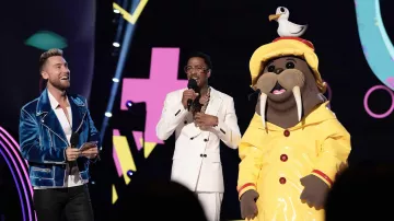Veste de velours bleu portée par Lance Bass dans The Masked Singer (saison 6 épisode 8)