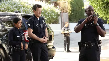 Montre numérique portée par Wade Grey (Richard T. Jones) dans The Rookie TV Outfits (saison 5 épisode 7)