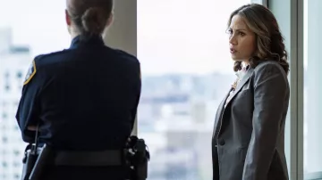 Veste blazer grise portée par la détective Crystal Morales (Elizabeth Rodriguez) dans les tenues de la série télévisée East New York (saison 1 épisode 6)