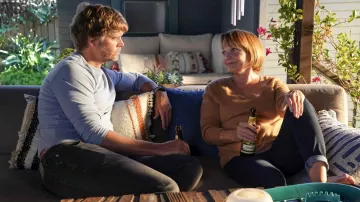 Camel Sweater porté par Roberta Deeks (Pamela Reed) comme on le voit dans NCIS: Los Angeles TV show wardrobe (S14E05)