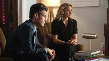 Top côtelé noir porté par l’agent spécial Nina Chase (Shantel VanSanten) comme on le voit dans les tenues de la série télévisée du FBI (S05E06)