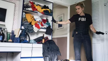 Pantalon en jean porté par l’agent spécial Nina Chase (Shantel VanSanten) comme on le voit dans la garde-robe du FBI (S05E06)