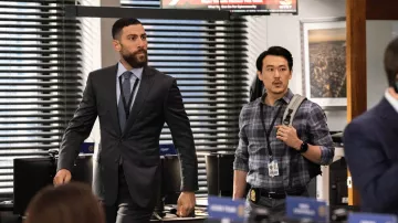 Chemise à carreaux gris portée par l’analyste Ian Lim (James Chen) dans la garde-robe d’une émission de télévision du FBI (S05E06)