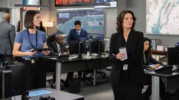Veste blazer noire portée par l’agent spécial en charge Isobel Castille (Alana de la Garza) dans la garde-robe de la série télévisée du FBI (S05E06)