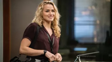 Montre ronde noire portée par l’agent spécial Nina Chase (Shantel VanSanten) vue dans les tenues du FBI (S05E06)
