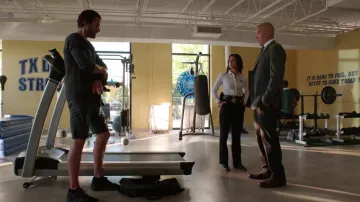 Zapatillas negras Nike usadas por Cordell Walker (Jared Padalecki) como se ve en los trajes del programa de televisión Walker (Temporada 3, Episodio 5)