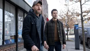 Jasket à carreaux porté par Zeke Landon (Matt Long) comme on le voit dans les tenues de la série télévisée Manifest (saison 4 épisode 2)