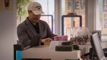 Michigan M Cap porté par Timmy (Randall Park) comme on le voit dans la garde-robe de la série télévisée Blockbuster (saison 1 épisode 2)