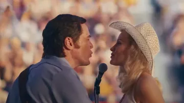 Chapeau de paille porté par Tammy Wynette (Jessica Chastain) comme on le voit dans la garde-robe de la série télévisée George & Tammy (saison 1)