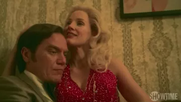 Robe portée par Tammy Wynette (Jessica Chastain) comme on le voit dans les tenues de la série télévisée George & Tammy (saison 1)