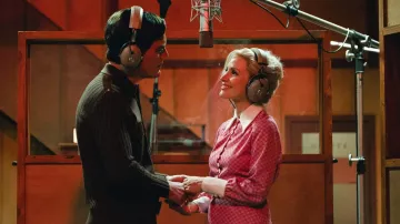 Robe rose à carreaux portée par Tammy Wynette (Jessica Chastain) comme on le voit dans George & Tammy (saison 1)